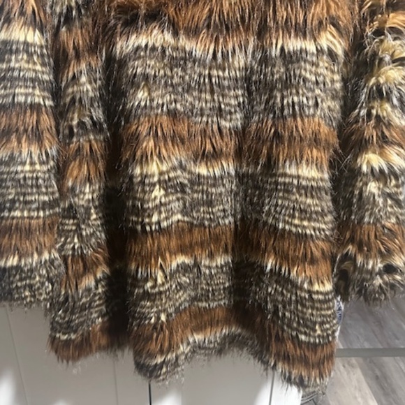 Brand New/Never Worn Stunning Faux Fur Multi- Colored Coat (M) - Picture 10 of 12